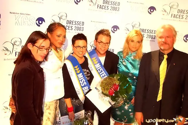 2003-09-26 dressedfaces